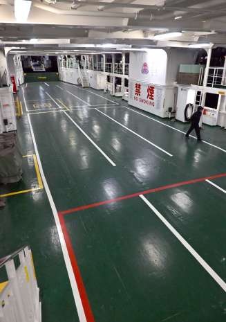 車両の乗船がない桜島フェリーの車両甲板＝１日午前２時４８分、鹿児島市