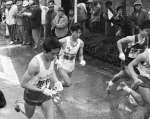 第３２回大会４日目１１区、繰り上げスタートする東村光弘さん（中央、指宿）＝１９８５年２月１２日、高山町（現・肝付町）
