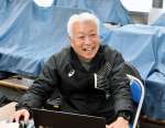県下一周駅伝への思いを語る東村光弘さん＝１月２８日、鹿児島市の白波スタジアム