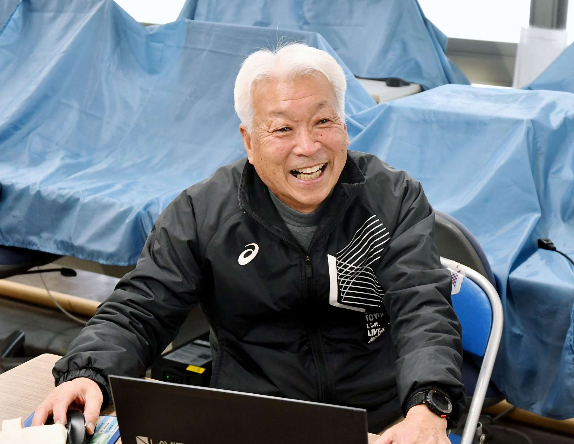 県下一周駅伝への思いを語る東村光弘さん＝１月２８日、鹿児島市の白波スタジアム