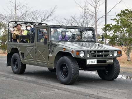 自衛隊車両に試乗する来場者ら＝薩摩川内市の陸上自衛隊川内駐屯地