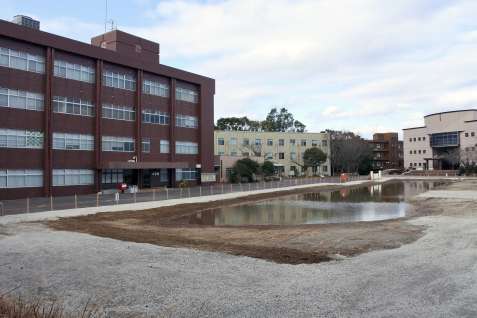 学生がくつろげるスペースの確保に向けて新棟を整備する１号館跡地＝１０日、鹿児島市の鹿児島国際大坂之上キャンパス