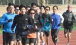 ペース走に打ち込む川辺チームの選手＝９日、南さつま市のＯＳＡＫＯ　ＹＵＹＡ　ｓｔａｄｉｕｍ