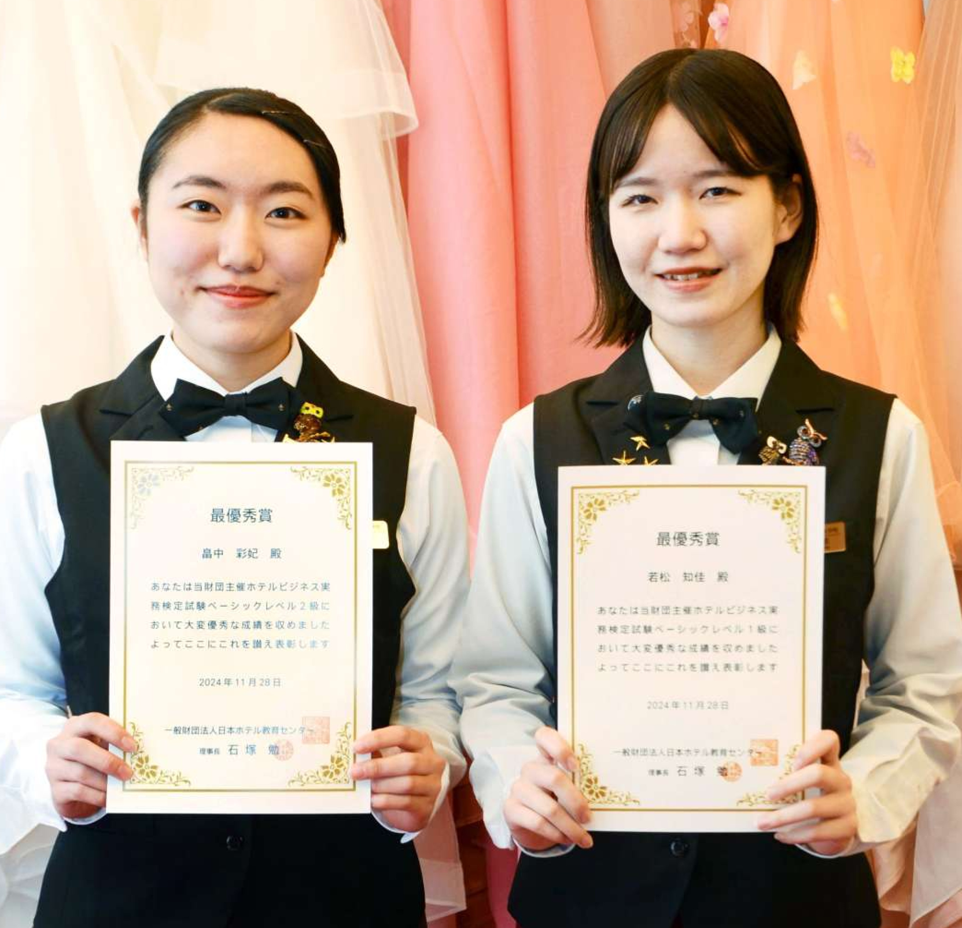 ホテルビジネス実務検定に全国首位で合格した若松知佳さん（右）と畠中彩妃さん＝鹿児島市の鹿児島ホテル短期大学校