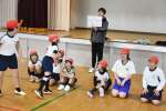 ジェスチャーゲームを楽しむ児童ら＝錦江町の田代小学校