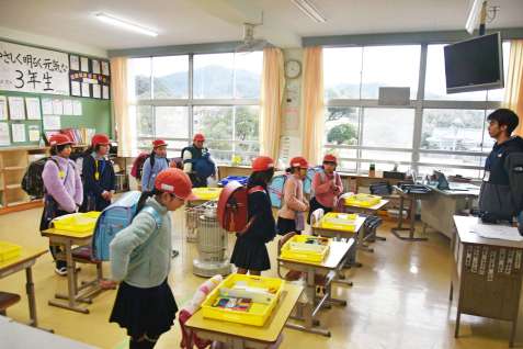 交流学習を楽しんだ児童ら＝錦江町の田代小学校