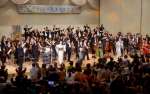 会場一体になって六調を踊る唄者ら＝９日、奄美市名瀬の奄美川商ホール