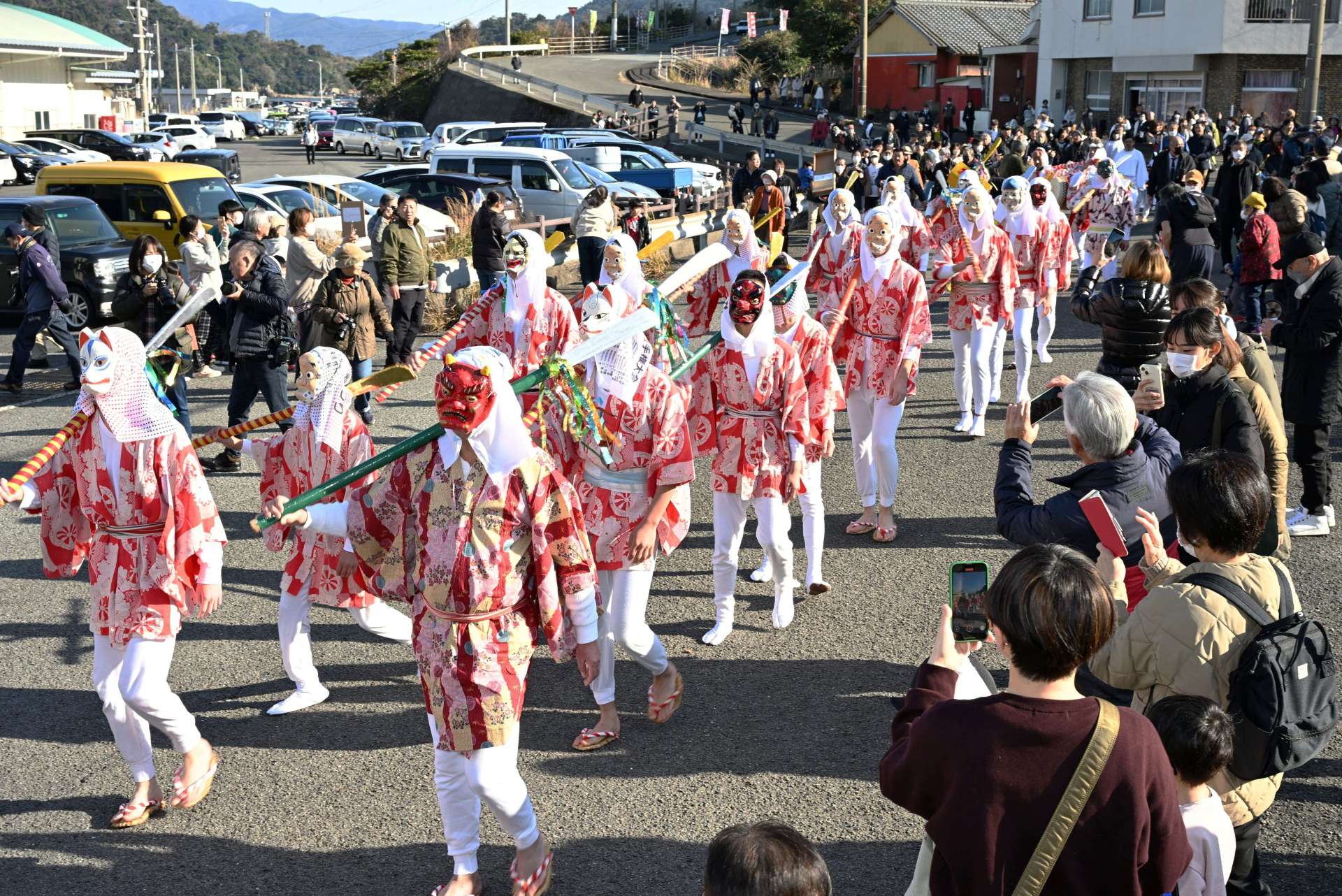 「オイヤナ」と大きな声を出し集落を練り歩くお伊勢講＝１１日、南さつま市笠沙町片浦