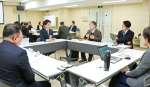 ワークライフバランス推進について意見交換した「かごしまで働きたい若者応援会議」の参加者＝６日、鹿児島市のソーホーかごしま