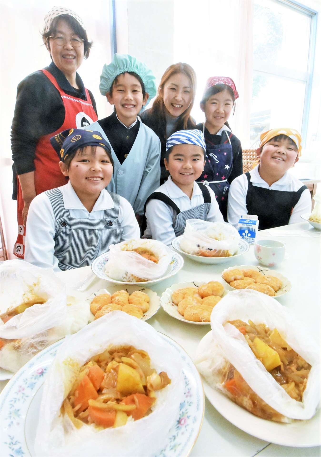 児童が災害時を想定しビニール袋で作った防災カレーやきな粉餅＝南さつま市の小湊小