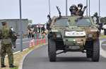 自衛隊車両に体験搭乗する来場者＝奄美市名瀬の陸自奄美駐屯地