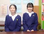 硬筆書写技能検定準２級に合格した橋口美咲さん（左）と小脇ひなたさん＝鹿児島市下荒田３丁目の公文下荒田書写教室