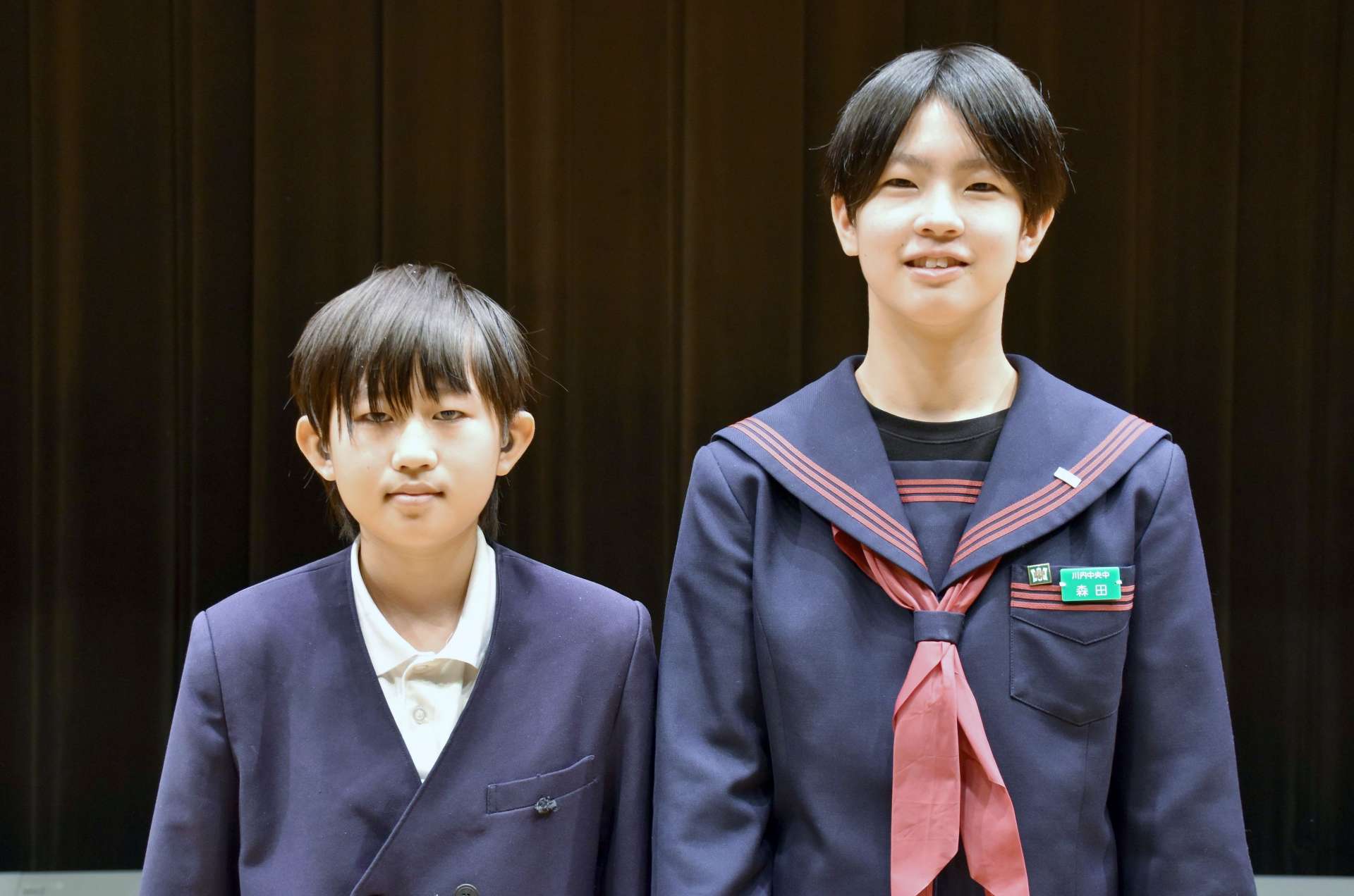 最優秀賞に選ばれた安藤大登さん（左）と、森田華菜子さん＝９日、薩摩川内市国際交流センター