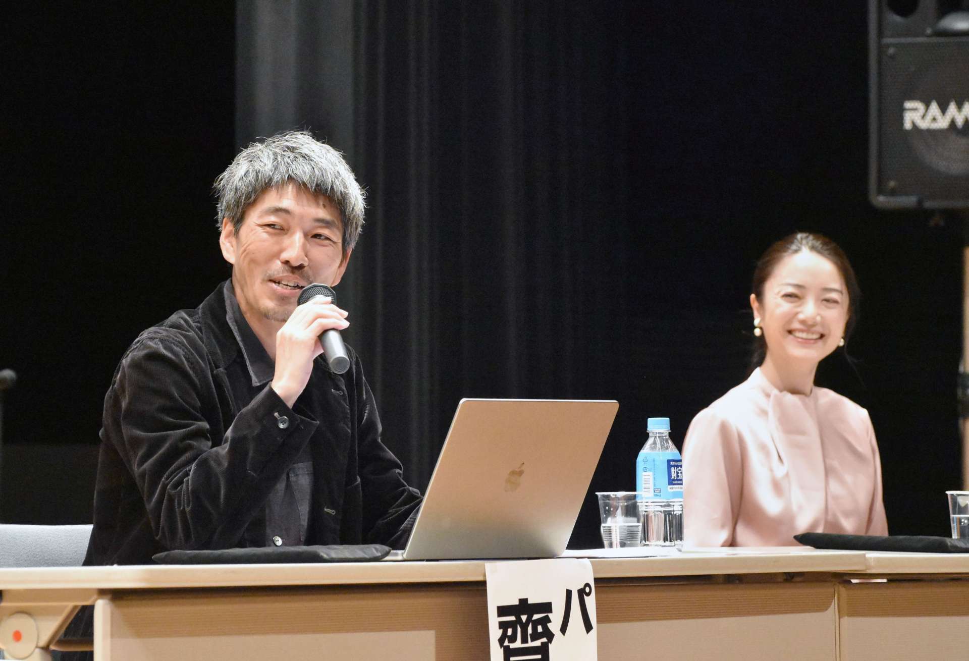 姶良市の魅力について話す齋藤弦さん（左）＝７日、加音ホール