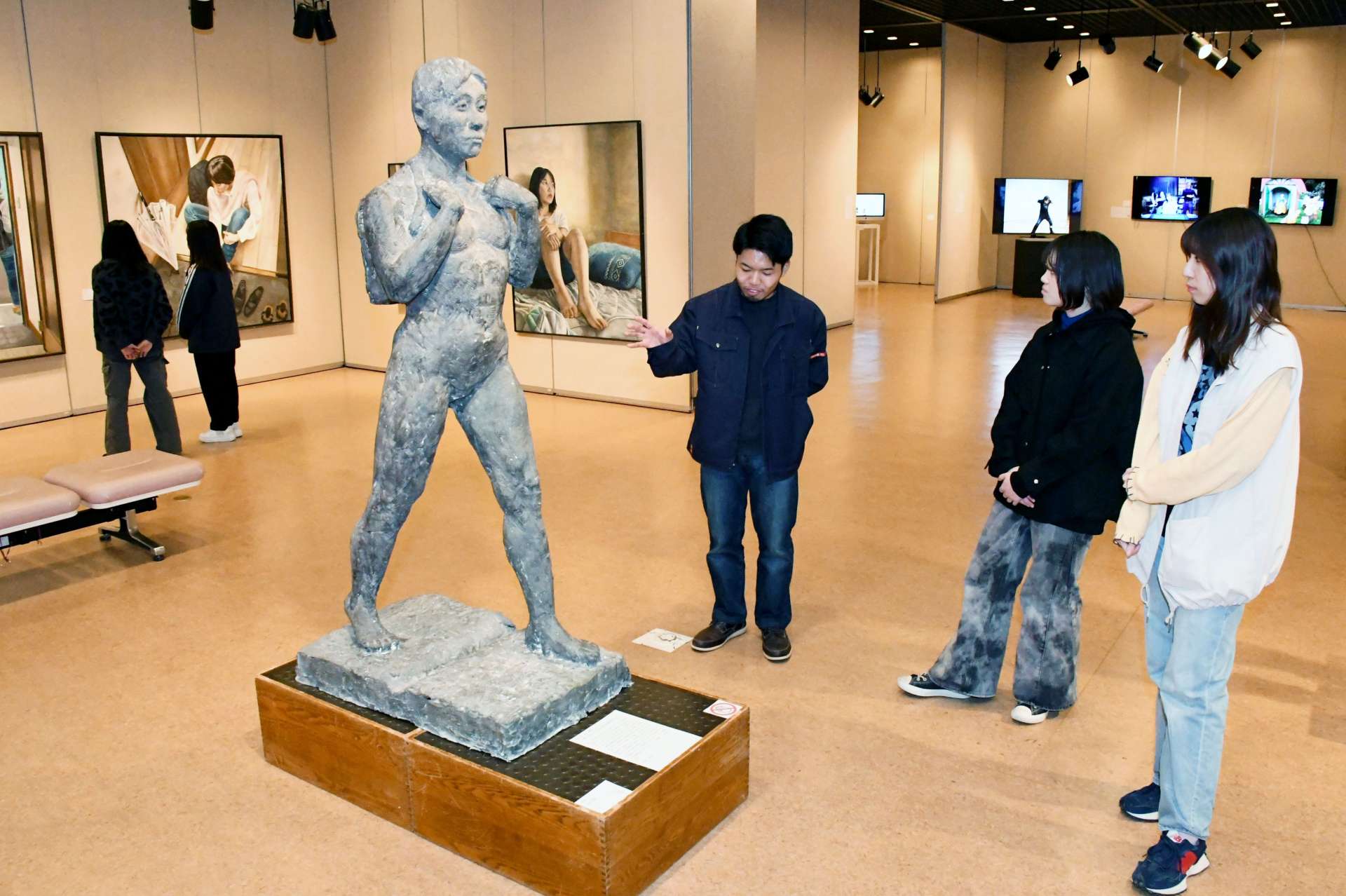 ４年間の成果が並ぶ会場＝鹿児島市の黎明館