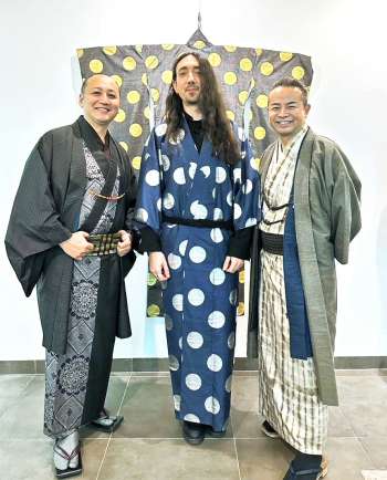 昨年発表した「箔大島」の前に立つ南晋吾さん（左）と元允謙さん＝フランス・パリ（元允謙さん提供）