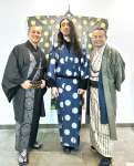 昨年発表した「箔大島」の前に立つ南晋吾さん（左）と元允謙さん＝フランス・パリ（元允謙さん提供）