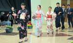 自作の浴衣で登場する生徒ら＝指宿市のフラワーパークかごしま