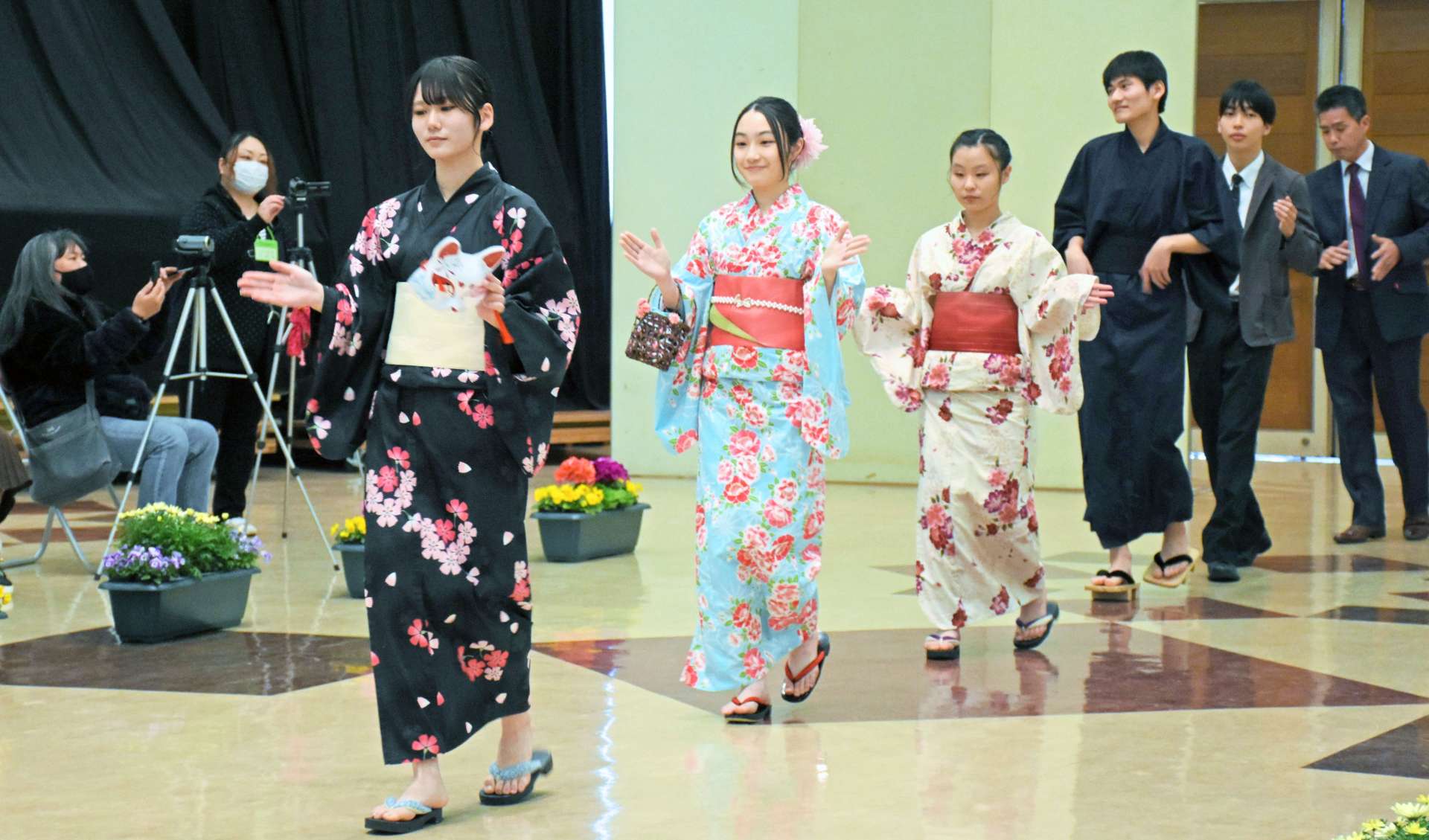 自作の浴衣で登場する生徒ら＝指宿市のフラワーパークかごしま