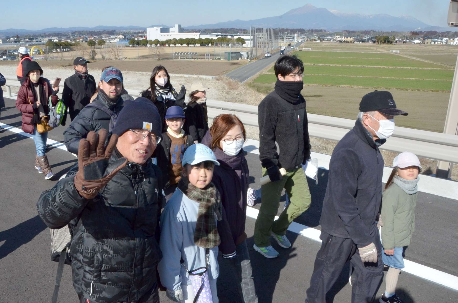 霧島連山を横目に、笑顔でゴールを目指す参加者＝都城市太郎坊町