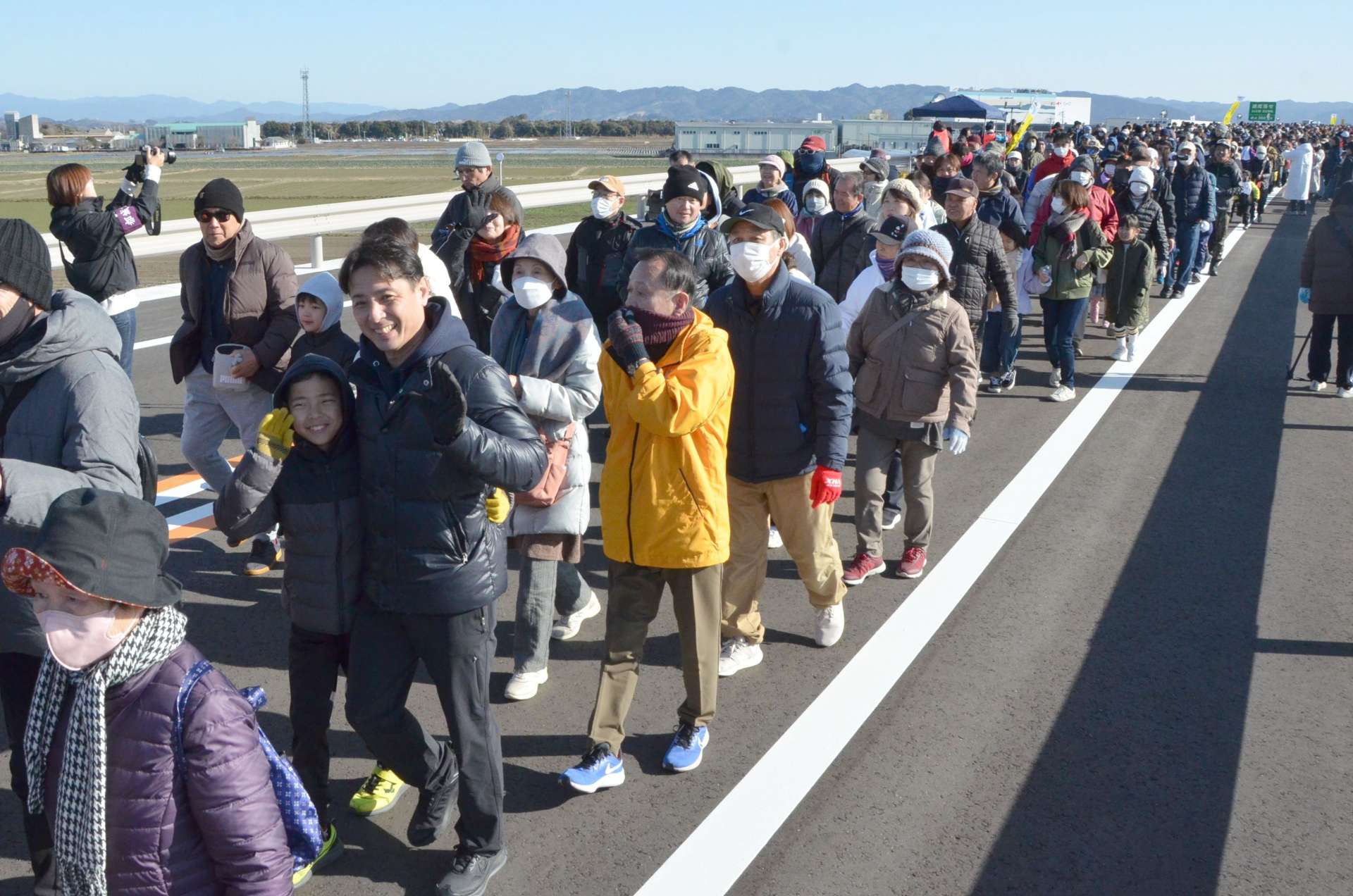 笑顔でスタートする参加者＝都城市太郎坊町