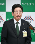 ２０２５年度の当初予算案を発表する下鶴隆央鹿児島市長＝１２日、同市役所