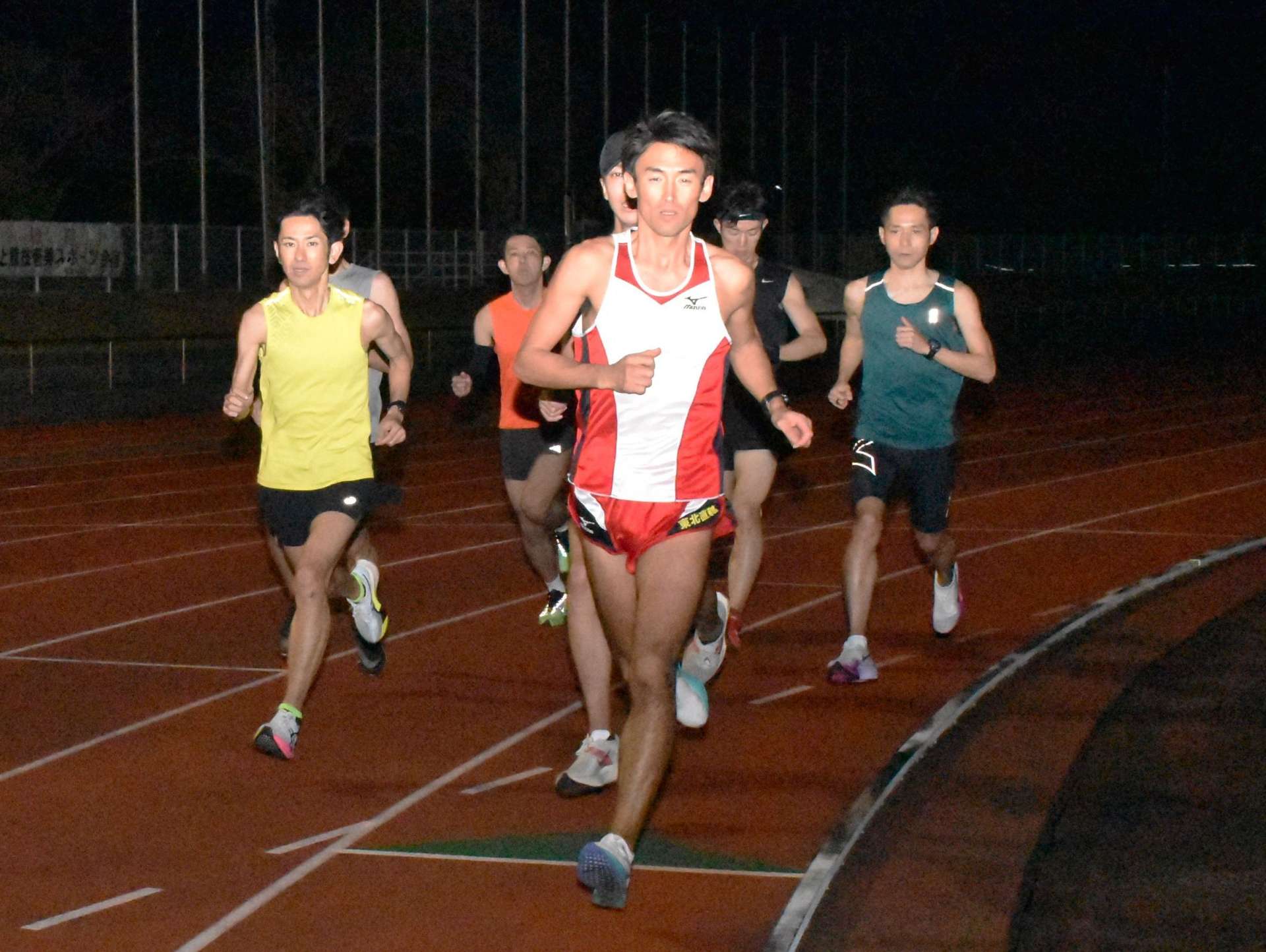 本番を意識したペース配分で走る選手＝１２日、奄美市の名瀬運動公園