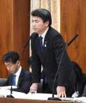 質問に答える古賀友一郎副大臣＝１２日、国会