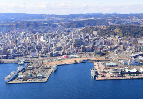 新総合体育館建設予定地のドルフィンポート跡地。現在はサーカス会場となっている＝１月１０日（本社チャーター機から）