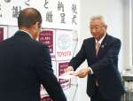 企業版ふるさと納税の目録を手渡す鹿児島トヨタ自動車の柳園久志社長（右）＝さつま町役場