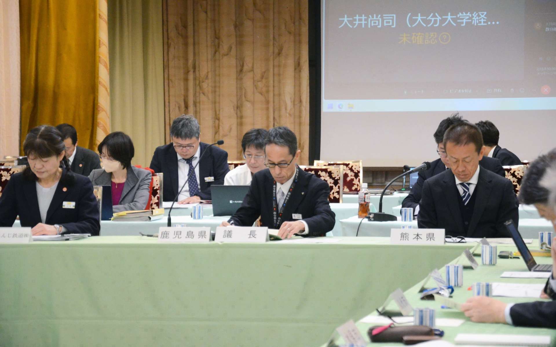 地域公共交通計画の骨子案が示された法定協議会＝１３日、出水市