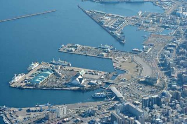 〈資料写真〉鹿児島港本港区＝本社チャーター機から撮影