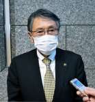 取材に応じる八板俊輔市長＝１３日、防衛省