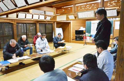 住民からの質問に対する知事の回答を説明する県職員（右）＝１３日、出水市