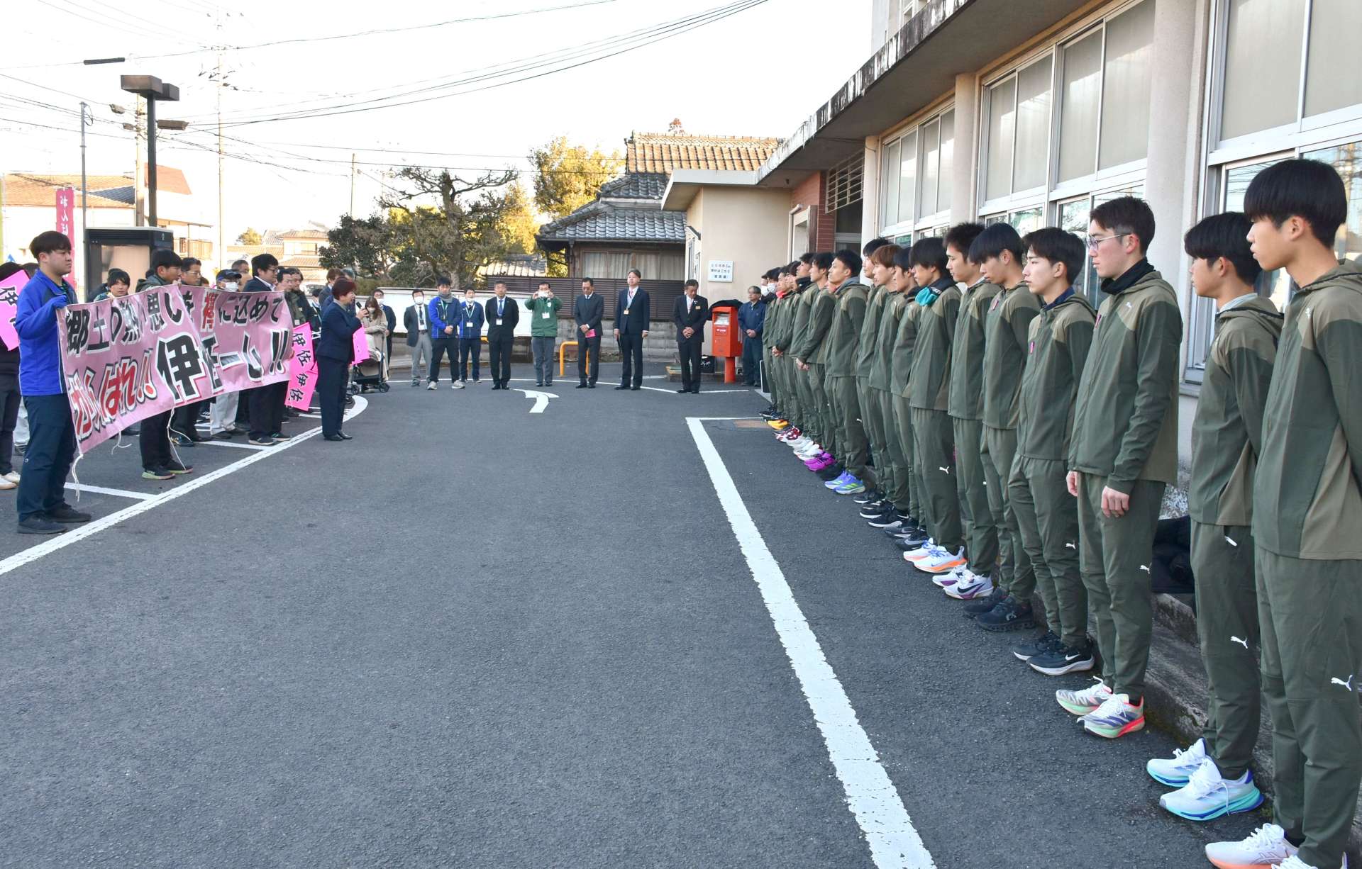 伊佐市職員らの激励を受ける選手ら＝１４日、伊佐市役所大口庁舎