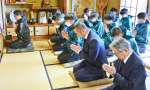 遺影に総合優勝の奪還を誓う日置チームのメンバーら＝日置市伊集院