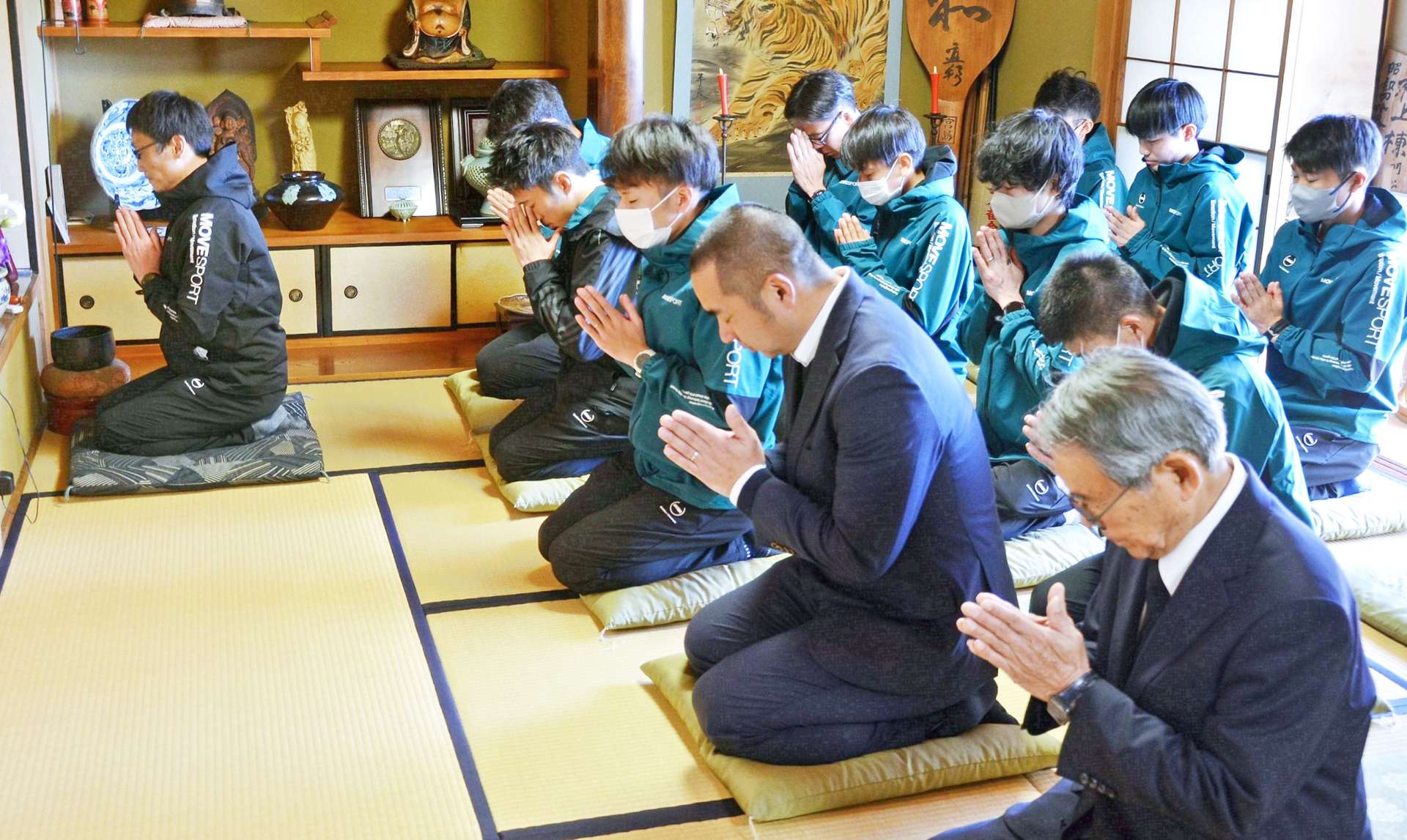 遺影に総合優勝の奪還を誓う日置チームのメンバーら＝日置市伊集院
