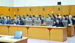 鹿児島県執行部に質問するため、挙手する県議＝１４日、県議会