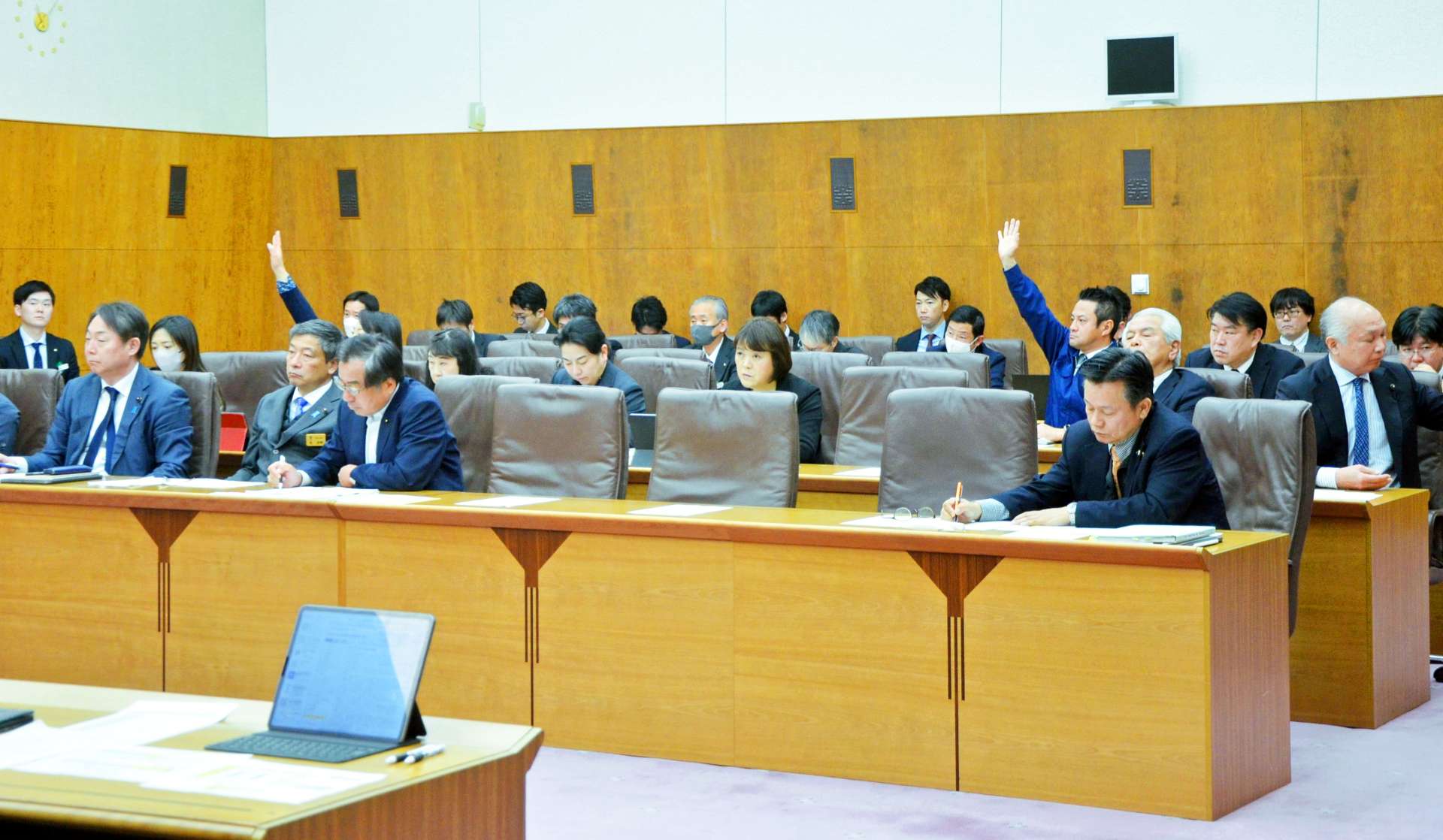 鹿児島県執行部に質問するため、挙手する県議＝１４日、県議会