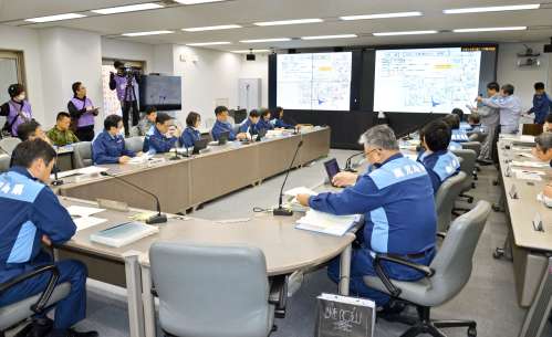 原子力総合防災訓練で、九州電力から川内原発１号機の状況報告を受ける鹿児島県の対策本部会議＝１４日、県庁