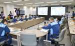 原子力総合防災訓練で、九州電力から川内原発１号機の状況報告を受ける鹿児島県の対策本部会議＝１４日、県庁