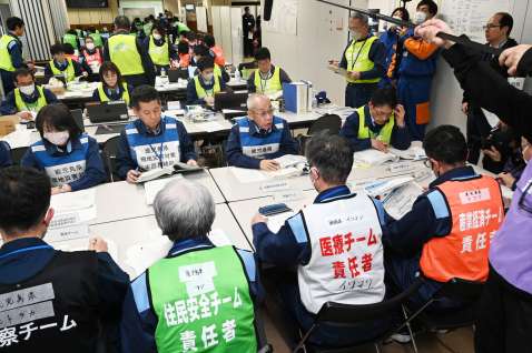 原子力総合防災訓練の中で、各チームの責任者が現況報告し、最新情報を共有する県現地災害対策本部会議＝１４日、薩摩川内市の県原子力防災センター
