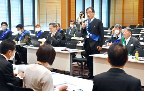 国会議員に協力を呼びかける水俣病特別措置法の救済策を巡る集団訴訟の原告＝１４日、東京・永田町