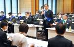 国会議員に協力を呼びかける水俣病特別措置法の救済策を巡る集団訴訟の原告＝１４日、東京・永田町