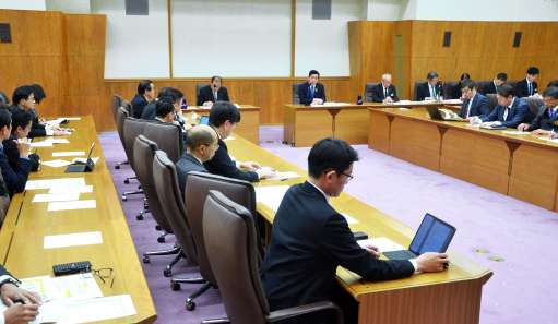 鹿児島県が新総合体育館整備で新たな事業費や整備手法を示した説明会＝１４日、県議会