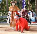 田んぼに見立てた境内で暴れ牛を操る「牛使い」＝志布志市の安楽神社