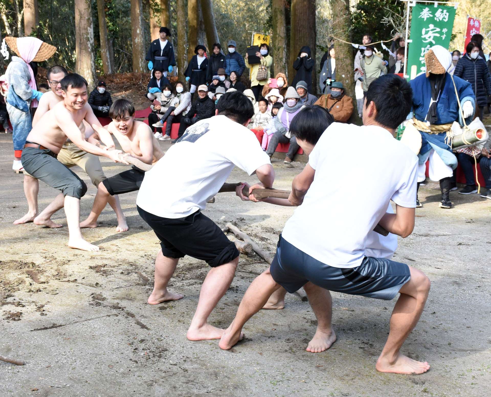 豊年を占うカギヒキに参加する市職員＝９日、志布志市の安楽神社