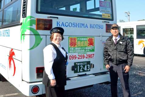 鹿児島交通の「自社養成」で初の女性運転手となった前田暁さん（左）と春田正三安全指導部長＝１４日、鹿児島市