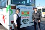 鹿児島交通の「自社養成」で初の女性運転手となった前田暁さん（左）と春田正三安全指導部長＝１４日、鹿児島市