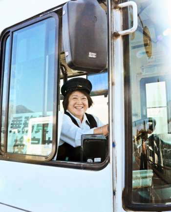 鹿児島交通の「自社養成」で初の女性運転手となった前田暁さん＝１４日、鹿児島市